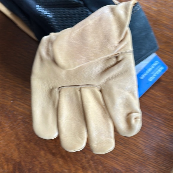 Carhartt Black and Tan Insulated Gloves Cold Weather - Picture 7 of 7